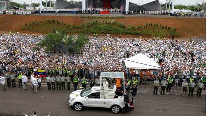 El Papa Francisco llegó a a Villavicencio y fue recibido por miles de fieles