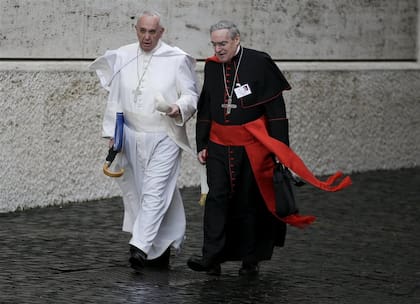 El papa Francisco llegó ayer con el cardenal español Lluis Martínez Sistach a la reunión sinodal en el Vaticano