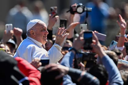 El papa Francisco llegó este viernes a Hungría para una visita de tres días
