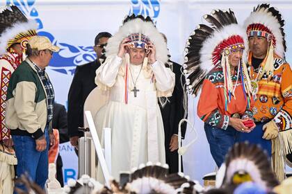El papa Francisco lleva un tocado que le regalaron los líderes indígenas durante una reunión en Muskwa Park en Maskwacis, Alberta, Canadá, el 25 de julio de 2022