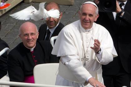 El Papa Francisco mira a una paloma que se aleja luego de que la liberó de una jaula durante su audiencia general semanal en la Plaza de San Pedro en el Vaticano, el miércoles 15 de mayo de 2013.