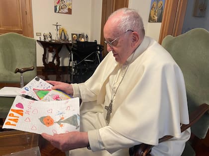 El papa Francisco mira los dibujos que le dedicó la hija del periodista Salvatore Cernuzio