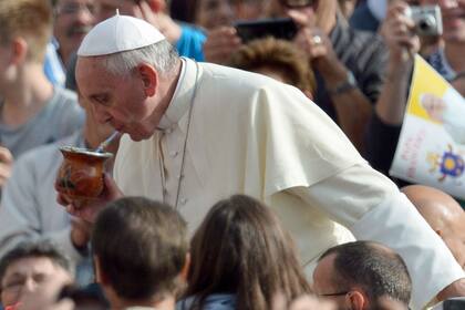 El papa Francisco no pudo rechazar un mate