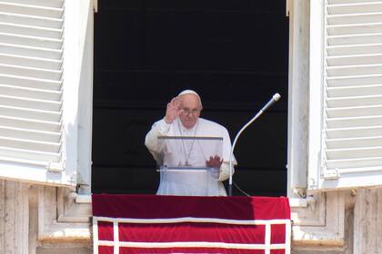 El papa Francisco oficia el servicio de Angelus desde la ventana de su estudio junto a la Plaza de San Pedro en El Vaticano, 29 de junio del 2022.  (AP Foto/Alessandra Tarantino)