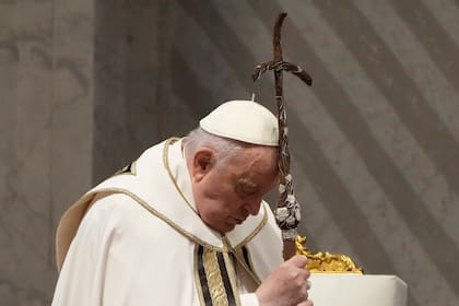 El papa Francisco oficia una misa en la Basílica de San Pedro, en el Vaticano, el 28 de marzo de 2024