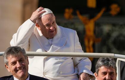 El papa Francisco parte al término de su audiencia general semanal en la Plaza de San Pedro, Vaticano, 30 de noviembre de 2022. (AP Foto/Andrew Medichini)