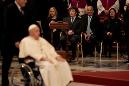 El papa Francisco pasa en silla de ruedas delante de Milei