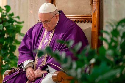 El papa Francisco pidió a los sacerdotes que "tengan el valor de salir e ir a visitar" a los afectados por el coronavirus