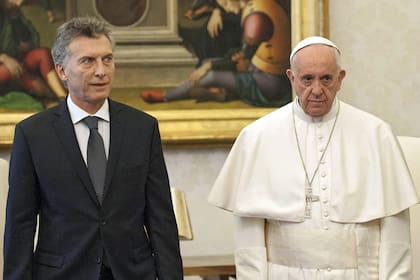 El Papa Francisco posa para una foto con el Presidente de Argentina Mauricio Macri durante una audiencia privada en el Vaticano, el 27 de febrero de 2016.