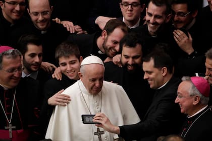 El Papa Francisco posa para una foto con un grupo de sacerdotes al final de su audiencia general semanal en el Salón Pablo VI en el Vaticano, el 20 de febrero de 2019