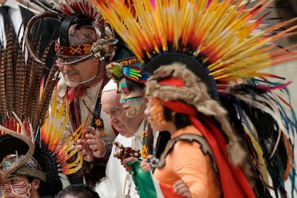 El papa Francisco posa para una foto familiar con un grupo de peregrinos mexicanos que visten atuendos tradicionales en la audiencia general semanal en el Vaticano, el 10 de abril de 2022