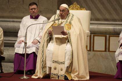El Papa Francisco preside la celebración de la Vigilia Pascual en la Basílica de San Pedro en el Vaticano, el sábado 30 de marzo de 2024