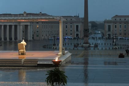 El Papa Francisco preside una oración en el Vaticano, el 27 de marzo de 2020, solo frente a una Plaza de San Pedro completamente vacía por la pandemia de coronavirus. Al final de la ceremonia impartió una excepcional bendición Urbi et Orbi