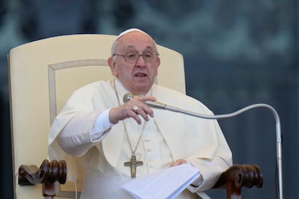 El Papa Francisco pronuncia su discurso durante una audiencia con jóvenes en la plaza de San Pedro del Vaticano, el lunes 18 de abril de 2022.