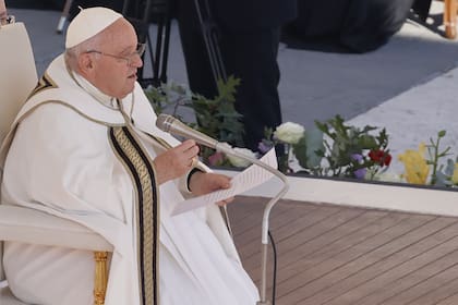 El papa Francisco pronuncia su homilía durante un consistorio donde elevó a 21 nuevos cardenales en la Plaza de San Pedro en el Vaticano