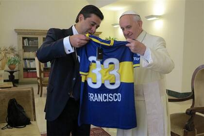 El papa Francisco recibe la camiseta de Boca