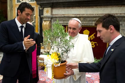 El Papa Francisco recibe un olivo de manos de Lionel Messi y del italiano Gianluigi Buffon al final de una audiencia privada en el Vaticano, el 13 de agosto de 2013