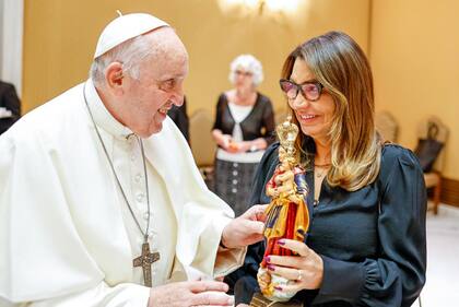 El Papa Francisco recibió a Lula Da Silva, presidente de Brasil. La esposa de Lula le entrega al Papa la imagen de Nuestra Señora de Nazaret