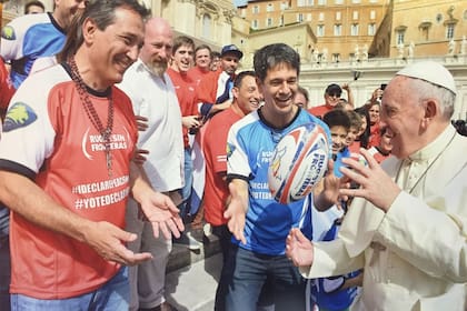 Cuando el papa Francisco recibió a los representantes de Rugby Sin Fronteras: elogió ese deporte y lo calificó como "duro, pero nunca violento”