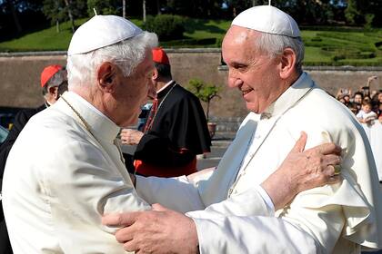 El Papa Francisco recibió a su antecesor Benedicto XVI, tras aprobar la encíclica Luz de la Fe