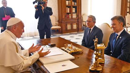 El Papa Francisco recibió al presidente de Colombia, Juan Manuel Santos y al ex presidente de ese mismo país, Álvaro Uribe