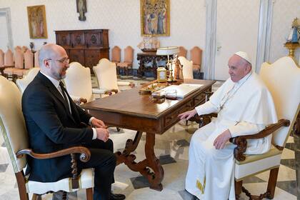 El papa Francisco recibió al primer ministro de Ucrania, Denys Shmyhal, en el Vaticano, este jueves 27 de abril de 2023 (Vatican Media via AP)