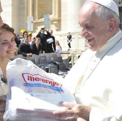 El Papa Francisco recibió con alegría los alfajores santafesinos