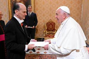 Asumió el embajador argentino en el Vaticano y relató su primer encuentro con el papa Francisco