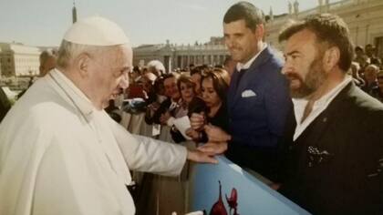 El papa Francisco recibió una obra del artista argentino Jorge Martorell