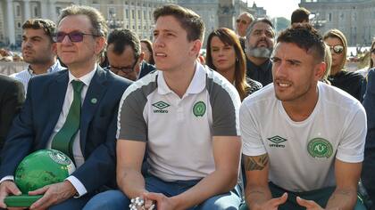 Los jugadores escuchan al Papa en la plaza San Pedro