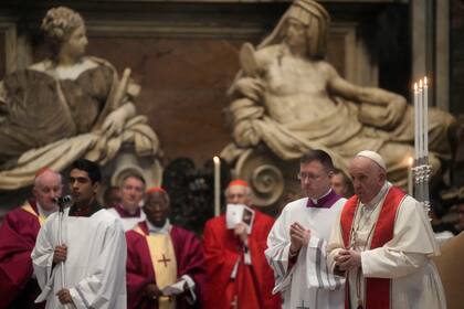 El papa Francisco reza durante la ceremonia fúnebre del cardenal australiano George Pell en la Basílica de San Pedro