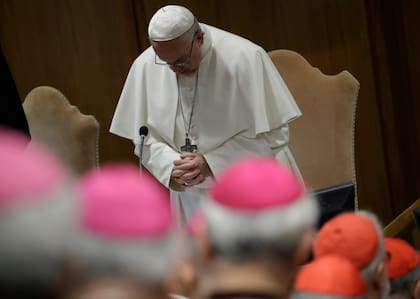 El papa Francisco reza en el tercer día de una conferencia sobre el escándalo de abusos sexuales por parte de sacerdotes, en el Vaticano, el 23 de febrero de 2019