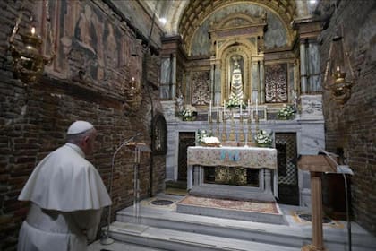 El Papa Francisco reza frente a la Virgen al interior de la Santa Casa de Loreto, en Italia