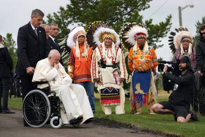 El papa Francisco reza frente a los jefes indígenas en el cementerio de la nación Cree de Ermineskin en Maskwacis, Albera, durante su visita papal a Canadá el lunes 25 de julio de 2022