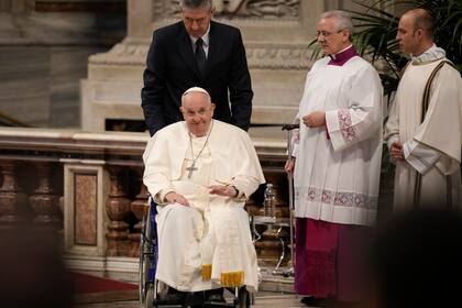 El papa Francisco sale de la Basílica de San Pedro después de oficiar la misa crismal, en la que se consagran los óleos y los sacerdotes renuevan sus votos, en el Vaticano, 6 de abril de 2023. (AP Foto/Andrew Medichini)