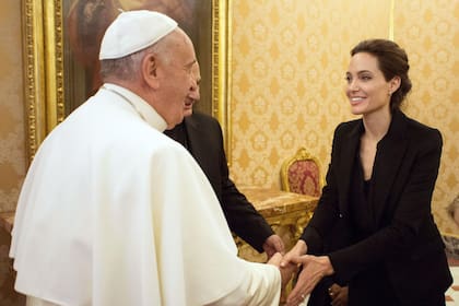 El papa Francisco saluda a Angelina Jolie en el Vaticano, el jueves 8 de enero de 2015