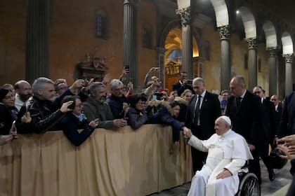 El papa Francisco saluda a fieles tras la misa del Miércoles de Ceniza en la basílica de Santa Sabina, en Roma, el 22 de febrero de 2023. (AP Foto/Gregorio Borgia)