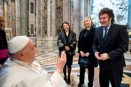 El papa Francisco saluda a Javier Milei, Karina Milei y Diana Mondino