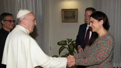 El Papa Francisco saluda a la nueva viceportavoz del Vaticano, Paloma García Ovejero