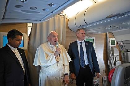 El Papa Francisco saluda a los periodistas mientras está a bordo del avión de Roma a Manama durante su visita a Bahréin el 3 de noviembre de 2022.