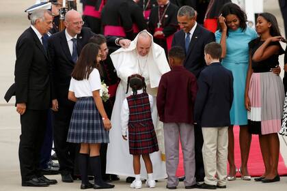 El Papa Francisco saluda a niños al ser recibido por el Presidente de los Estados Unidos, Barack Obama, en la Base Conjunta Andrews, en las afueras de Washington, el 22 de septiembre de 2015.