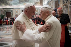 Benedicto XVI y Francisco: cómo fue la convivencia de casi 10 años de dos papas en el Vaticano