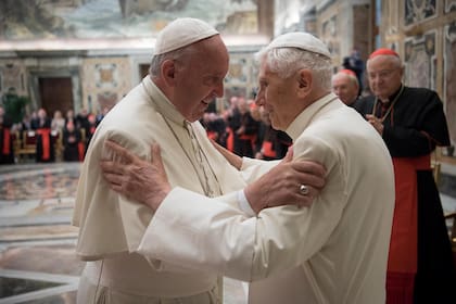El papa Francisco saluda al Papa Benedicto durante una ceremonia para conmemorar su 65 aniversario de la ordenación sacerdotal en el Vaticano el 28 de junio de 2016