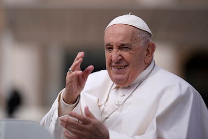 El papa Francisco saluda al salir de su audiencia general semanal en la plaza de San Pedro en el Vaticano