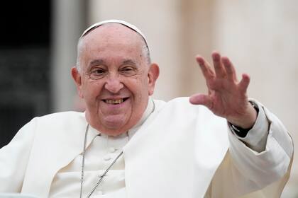 El papa Francisco saluda al salir de su audiencia general semanal, en la Plaza de San Pedro, en el Vaticano, el miércoles 20 de noviembre de 2024. (AP Foto/Gregorio Borgia)