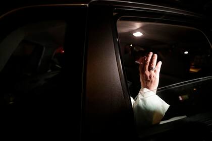 El Papa Francisco saluda al salir del palacio de Guanabara, donde asistió a una ceremonia de bienvenida en Río de Janeiro, el 22 de julio de 2013.