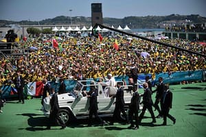 El papa Francisco se despide de Lisboa en una misa con 1,5 millones de peregrinos: “Sean surfistas del amor”
