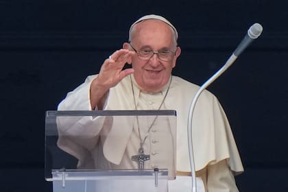 El papa Francisco saluda desde la ventana de su oficina sobre la Plaza de San Pedro, Ciudad del Vaticano, el 29 de junio de 2023, festividad de San Pedro y San Pablo.