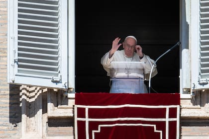 El Papa Francisco saluda desde la ventana del Palacio Apostólico durante la oración semanal del Ángelus el 2 de octubre de 2022 en el Vaticano. - El Papa Francisco deploró el domingo la anexión del territorio ucraniano por parte de Rusia y pidió al líder ruso detener la guerra y al presidente de Ucrania a estar abierto a las conversaciones. 