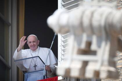 El papa Francisco saluda, durante el Angelus, el domingo pasado, en la plaza San Pedro